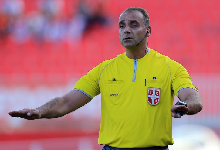 Srđan Obradović, fudbalski sudija, donosi odluku na utakmici