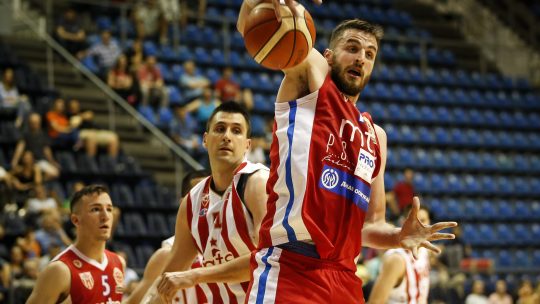 Milan Milovanović osvaja loptu pod košem Crvene zvezde