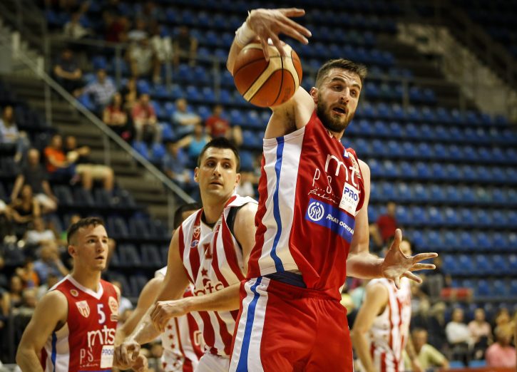 Milan Milovanović osvaja loptu pod košem Crvene zvezde