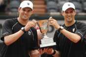 Bob I Majkl Brajan, američki teniseri i blizanci, poziraju sa peharom osvojenim na Rolan Garosu
