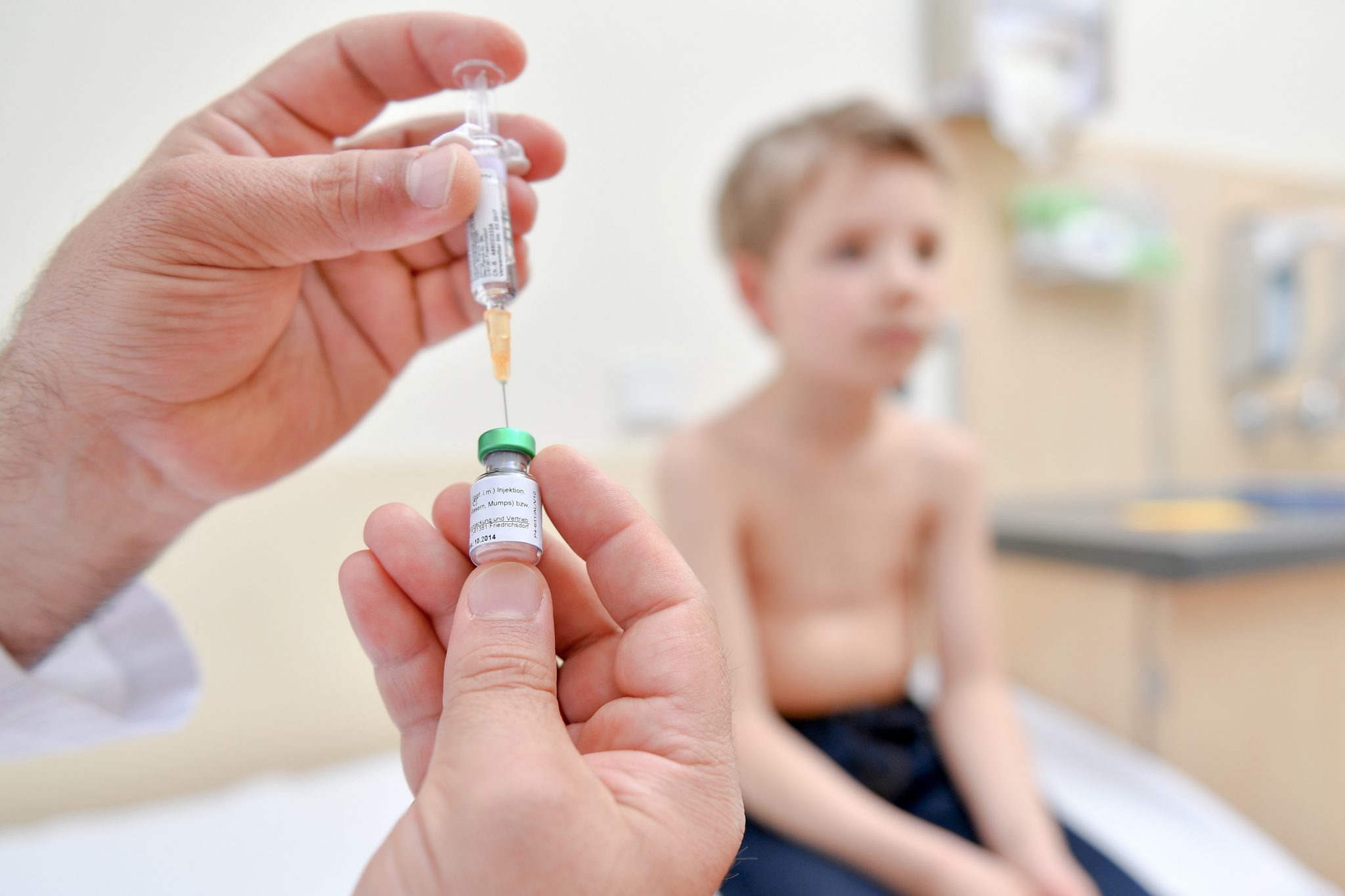Прививка от столбняка купаться. Вакцинация детей. Уколы детям. Дифтерия вакцинация. Иммунизация населения.