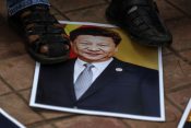 Plakat kineskog predsednika Sia Đinpinga na demonstracijama