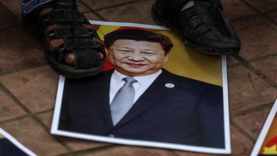 Plakat kineskog predsednika Sia Đinpinga na demonstracijama
