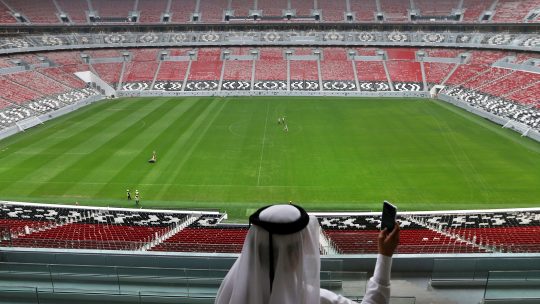 Šeik pozira na praznom stadionu u Kataru