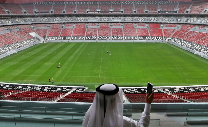 Šeik pozira na praznom stadionu u Kataru