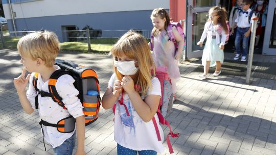 Deca sa zastitnim maskama idu u skolu