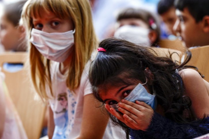Deca sa zastitnim maskama idu u skolu