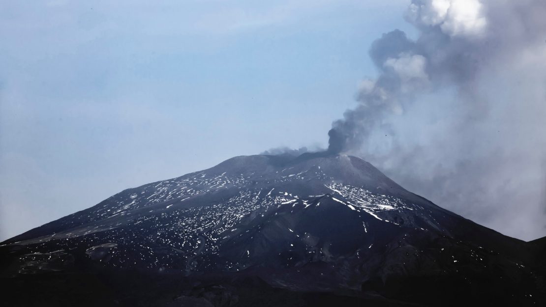 Širi Se Panika Na Siciliji: Aerodrom U Kataniji Zatvoren Zbog Erupcije ...