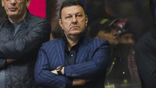 Dragan Bokan, predsednik Košarkaškog kluba Budućnost, zamišljen posmatra utakmicu svog kluba
