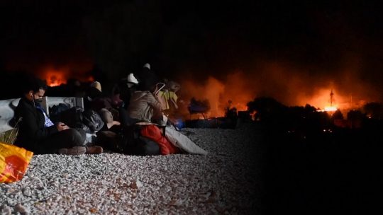 Kamp na Lezbosu izgoreo, hiljade migranata luta ulicama