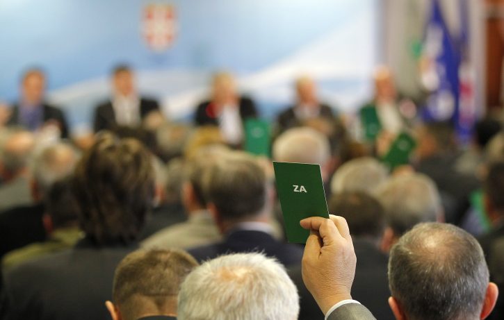 Delegat glasa na skupštni Fudbalskog saveza Srbije