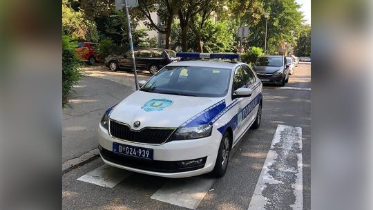 Nepropisno parkirana policijska vozila