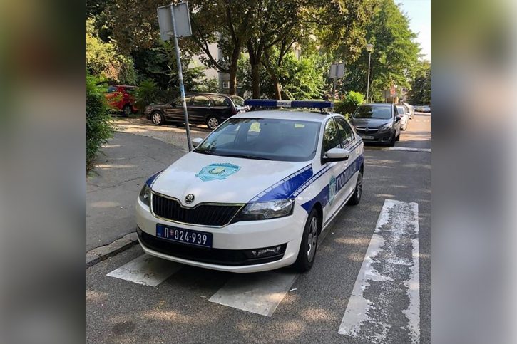 Nepropisno parkirana policijska vozila