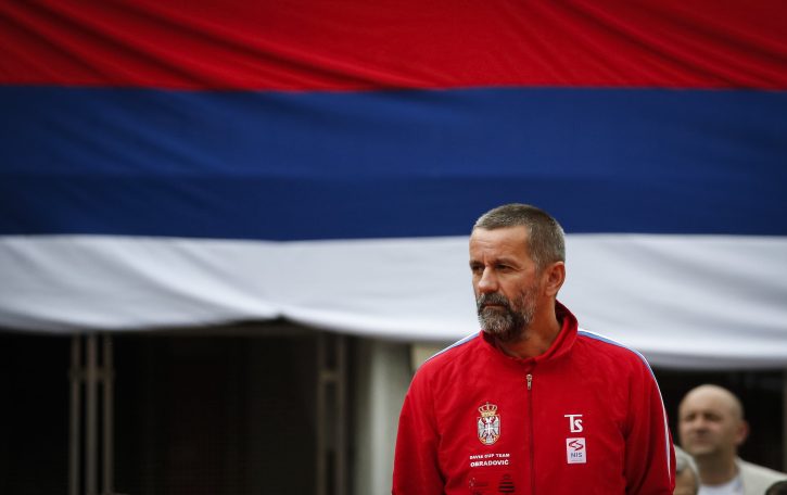 Bogdan Obradović stoji ispred srpske zastave