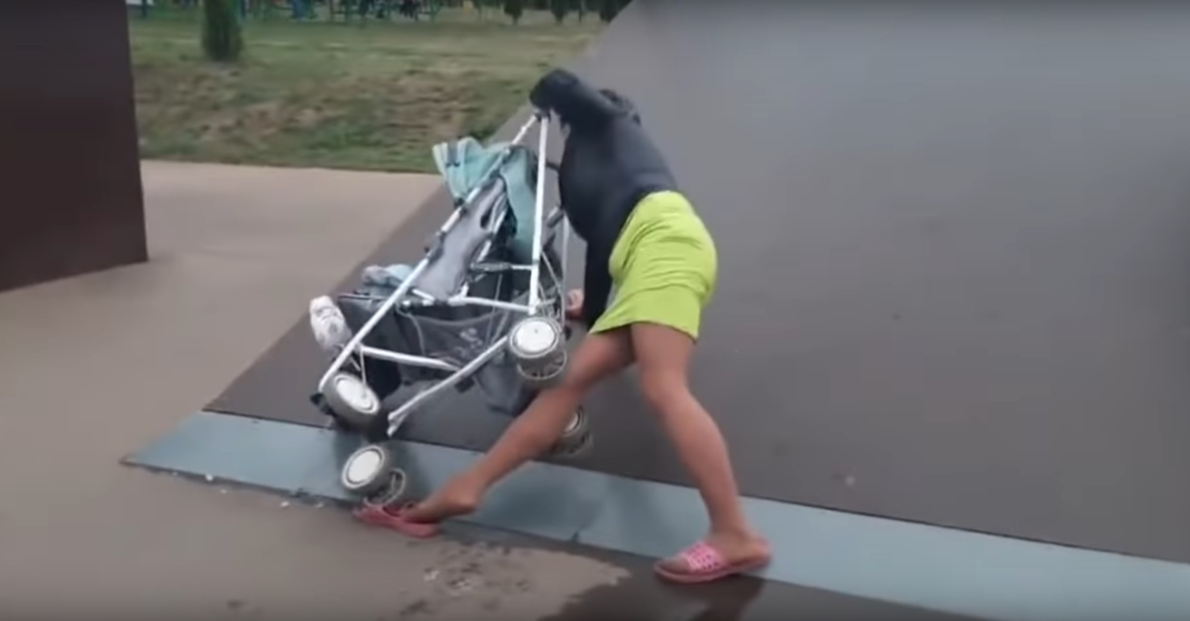 Ребенок упал с мамой. С коляской на скейт площадке. Мать с коляской на скейт площадке. Женщина с ребёнком на скейт площадке.