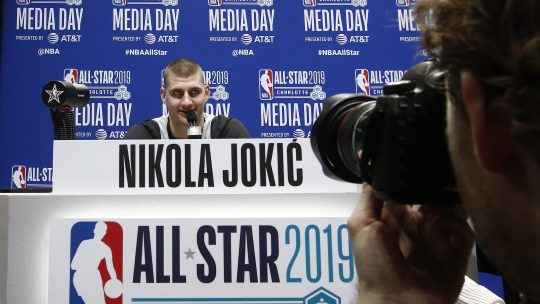 Nikola Jokić se obraća novinarima na pres konferenciji