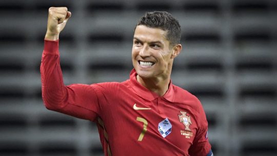 Kristijano Ronaldo stegnutom pesnicom proslavlja gol