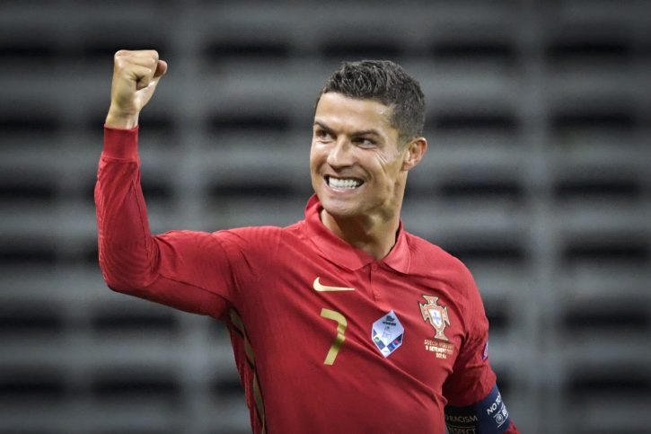 Kristijano Ronaldo stegnutom pesnicom proslavlja gol