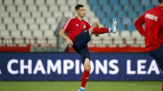 Lazar Ranđelović se zagreva pred početak utakmice