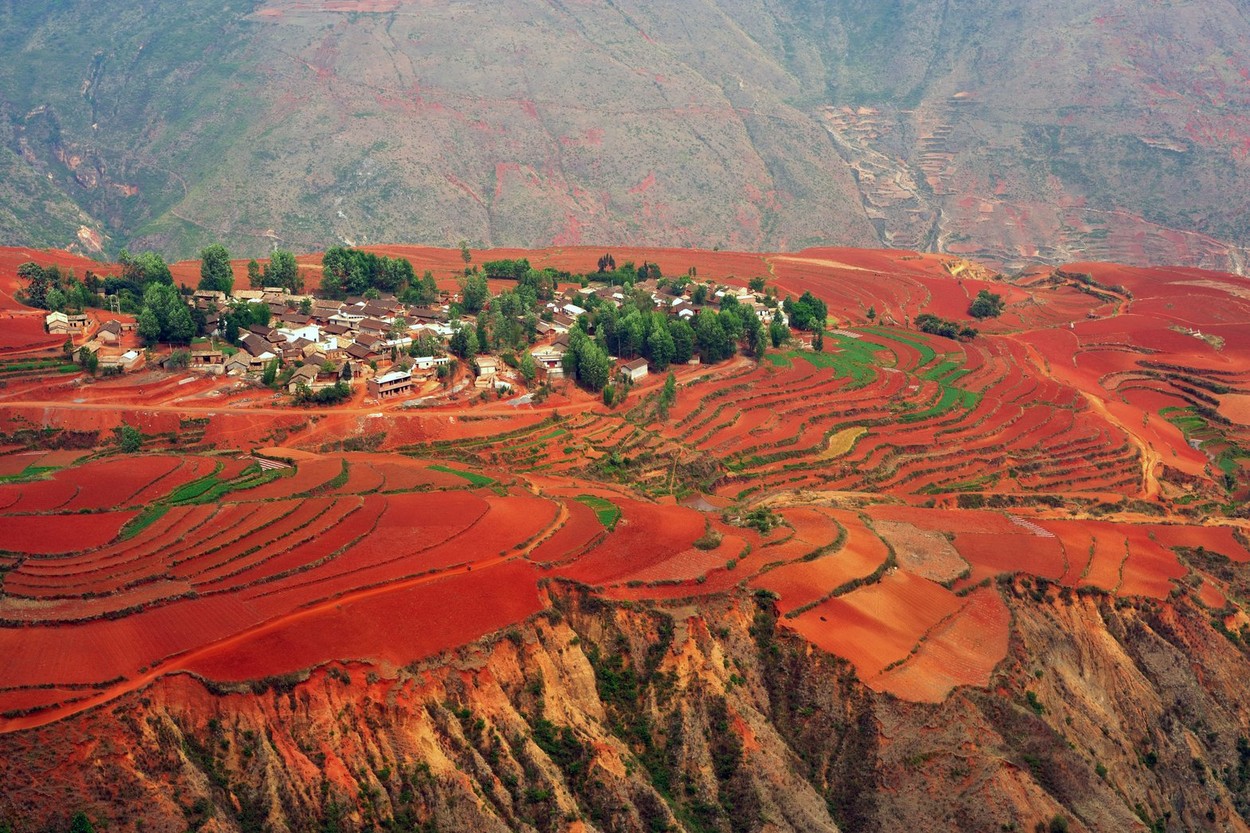 Красные ферраллитные почвы бразилии. Пляж острова ормуз в иране. Где находится красная земля. Красные почвы. Wadi rum иордания.