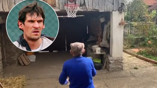 Deda Boban Marjanovic igra kosarku