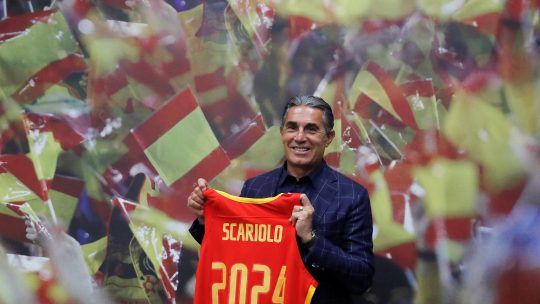 Serđo Skariolo pozira sa dresom španske reprezentacije na kojem piše do kada ima novi ugovor