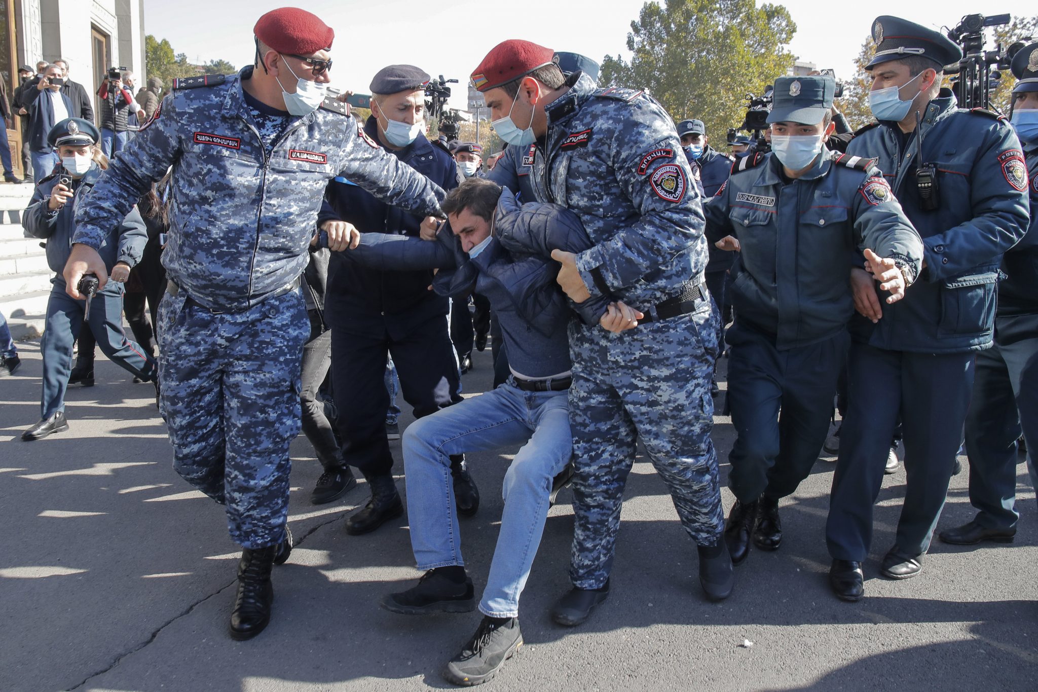 Нападение в ереване. Протесты в Армении. Полиция Армении. Полиция протесты Армения. Полиция Еревана.