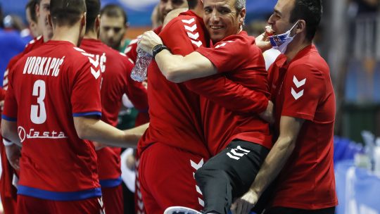Toni Đerona, selektor rukometaša Srbije, grli svoje igrače posle pobede
