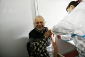 Branko Kockica prima vakcinu