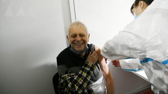 Branko Kockica prima vakcinu