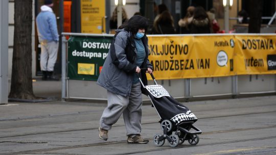 starica; maska; ulica; zagreb