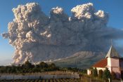 Erupcija vulkana Sinabung u Indonezija