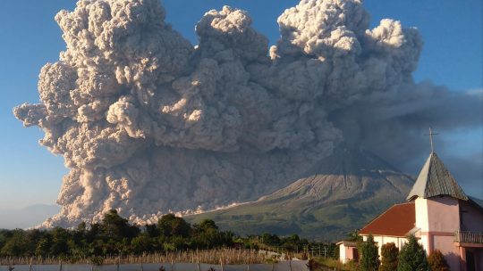 Erupcija vulkana Sinabung u Indonezija