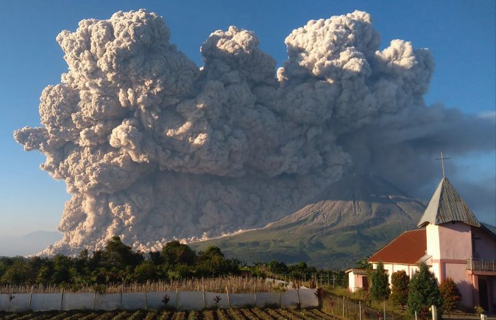 Erupcija vulkana Sinabung u Indonezija
