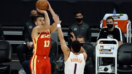 Bogdan Bogdanović na meču Atlanta - Finiks Sans, šutira za tri poena