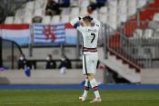 Kristijano Ronaldo se drži za glavu posle neverovatnog promašaja protiv Luksemburga