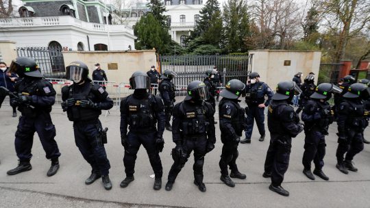 Protest ispred ruske ambasade u Pragu, policija
