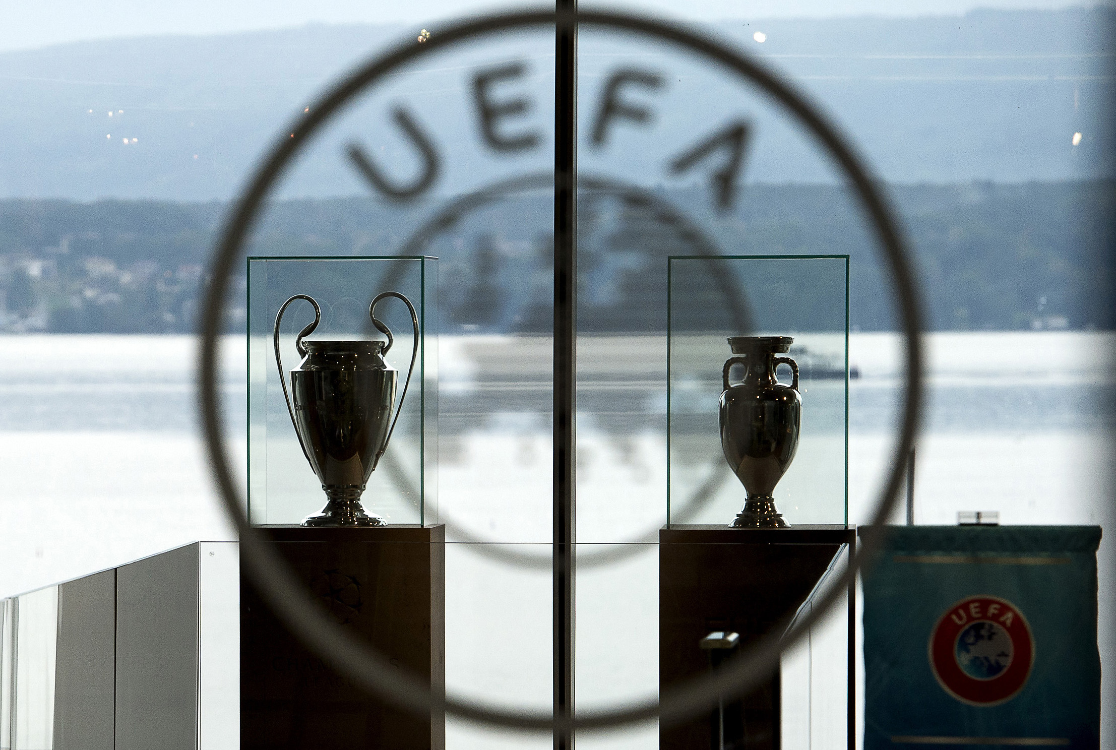 UEFA trofej