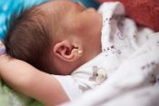 bušenje ušiju bebama