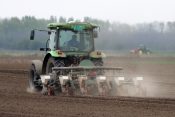Kukuruz setva traktor agrar poljoprivreda