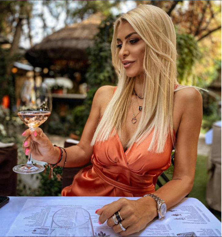 Snežana Filipović pije vino