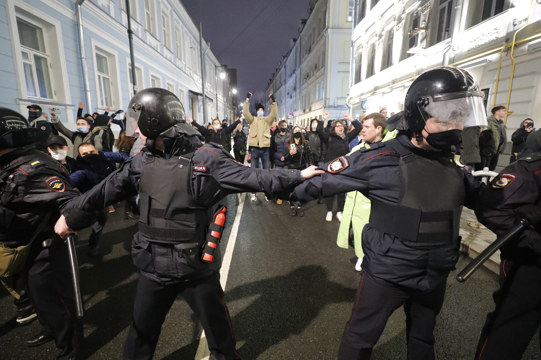 Люди после митинга. Митинги Навального 2021. Митинги в поддержку Навального 2021. Митинг Навального 2021 в Москве.