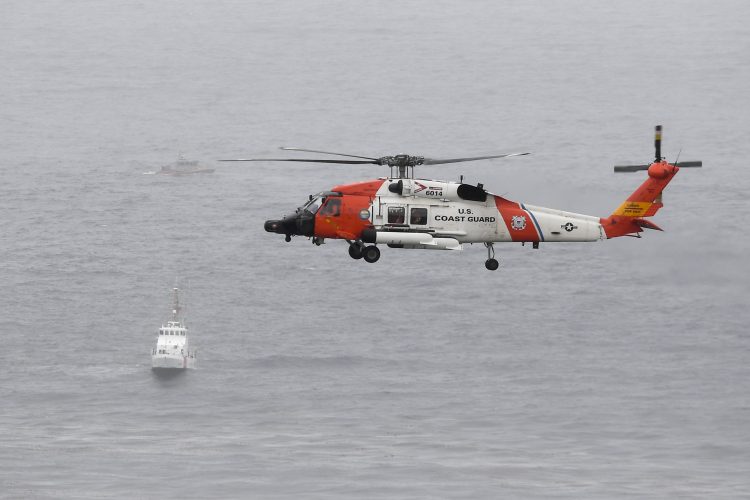 Helikopter američke Obalske straže nadleće područje u kojem se prevrnuo brod