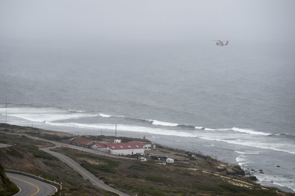 Helikopter američke Obalske straže nadleće područje u kojem se prevrnuo brod