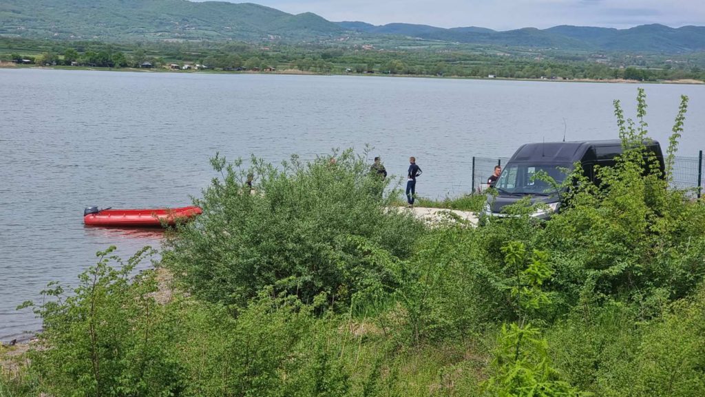 Gružansko jezero: Ronioci tragaju za telom devojke