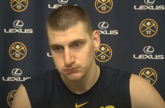 Jokić tenička greška Bruklin Nets