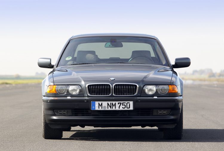 Automobil BMW Serija 7, E38