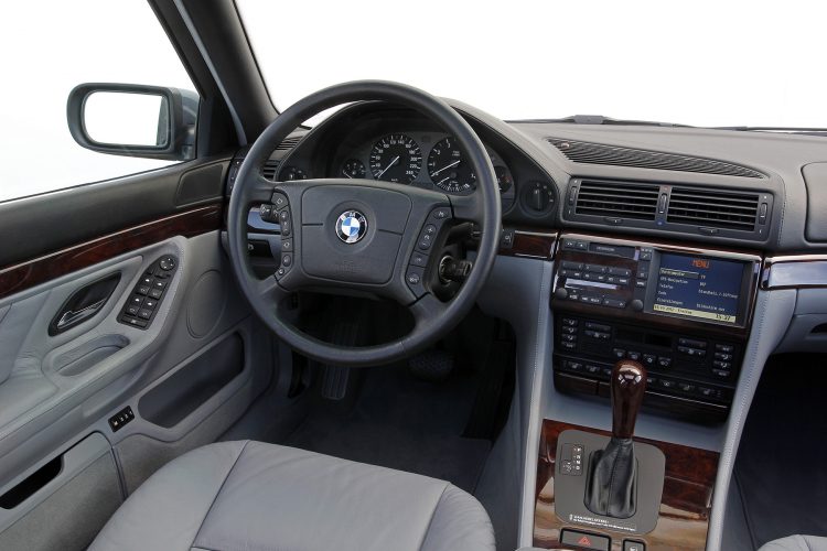 Automobil BMW Serija 7, E38