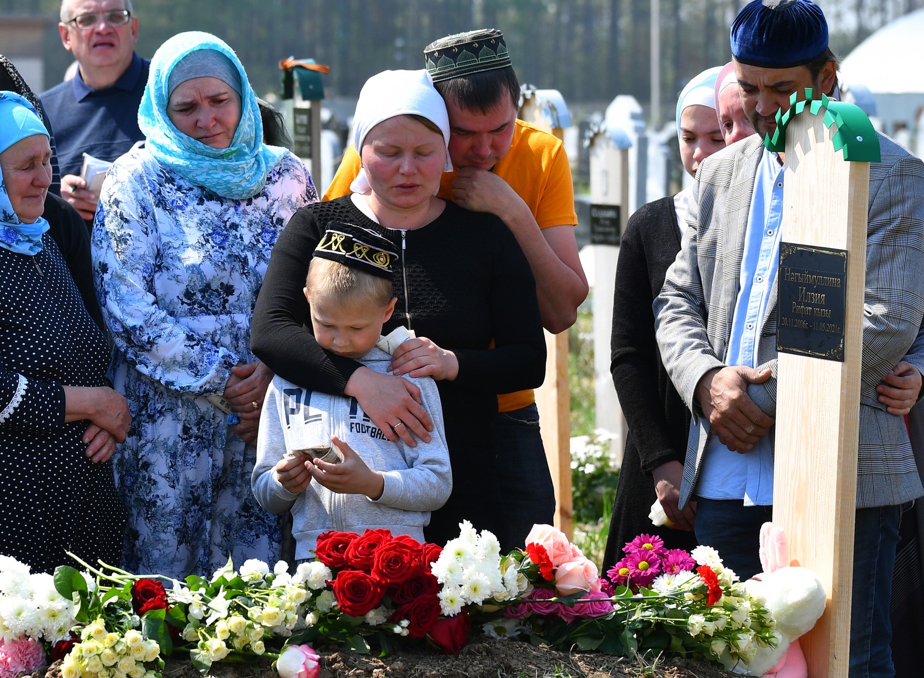Дети гибла. Похороны детей погибших в Казани в школе 2021. Похороны погибших в Казани в 175.