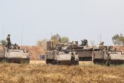 Izraelski vojnici okupljaju se na granici sa Gazom